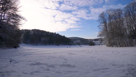 Toma-Estática-Del-Paisaje-Invernal-Del-País-De-Las-Maravillas-Y-La-Gente-Disfrutando-De-Un-Hermoso-Día-Soleado-De-Invierno-En-Suabia,-Alemania