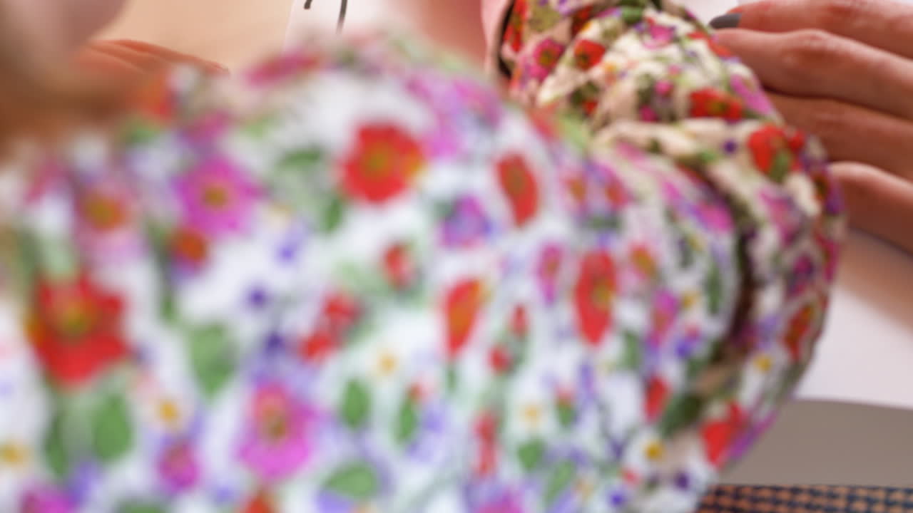 어머니는 딸에게 검정 마커를 사용하여 그리는 방법을 가르칩니다.