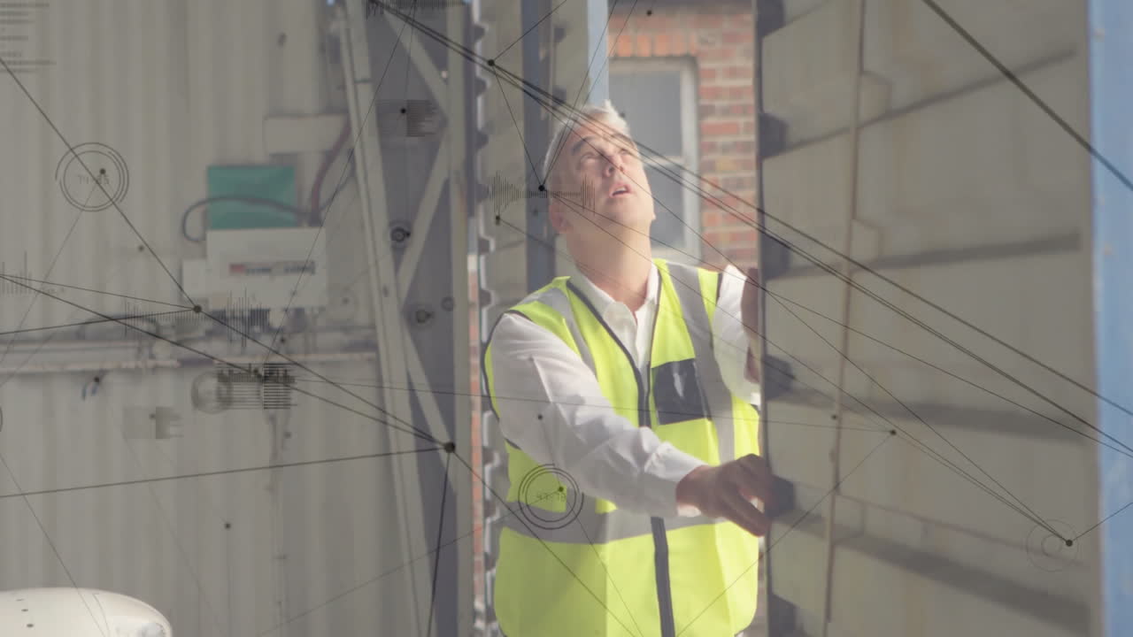 animación de procesamiento de datos industrial sobre trabajador en chaleco de alta visibilidad en el almacén