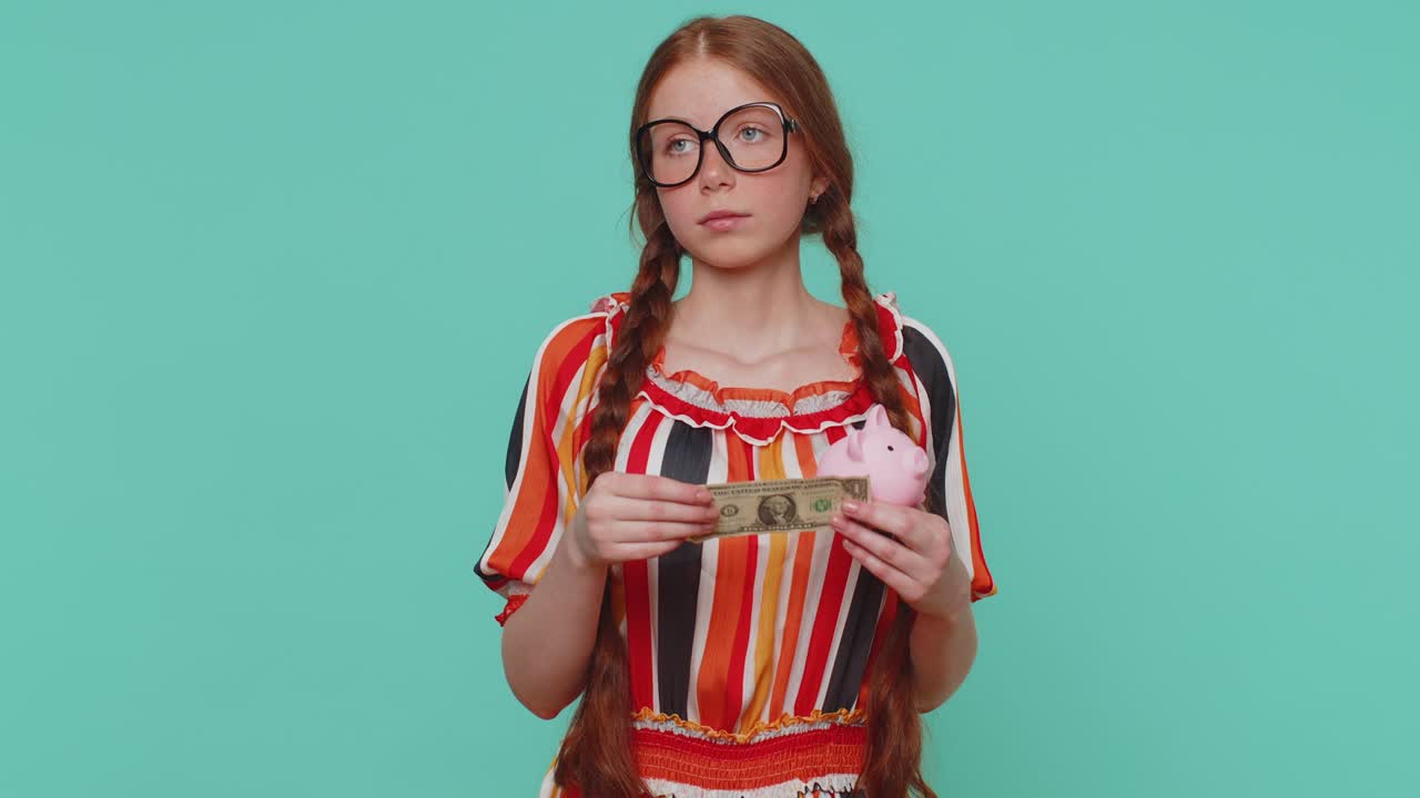 Fattig pige ked af utilstrækkelig mængde penge, holder sparegris, en dollar-seddel, konkurs.