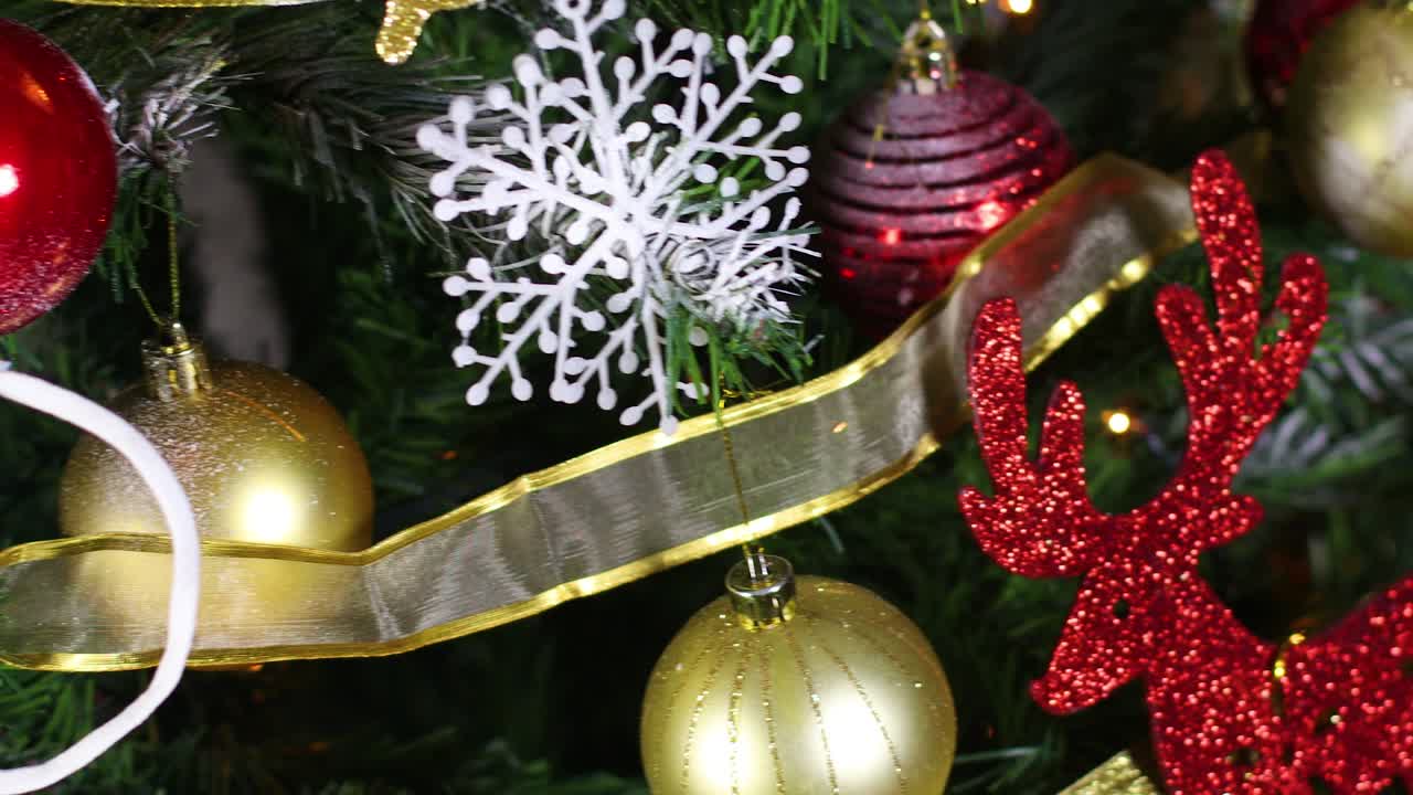 covid-19 tiempo de navidad, máscara facial prevención de covid-10 en el árbol de navidad