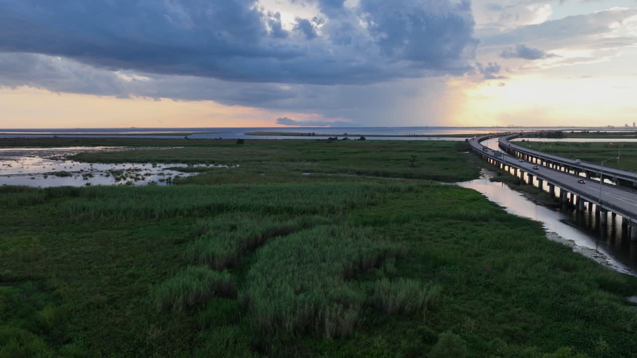 vista aérea de un día nublado cerca de mobile bay y i-10 hwy