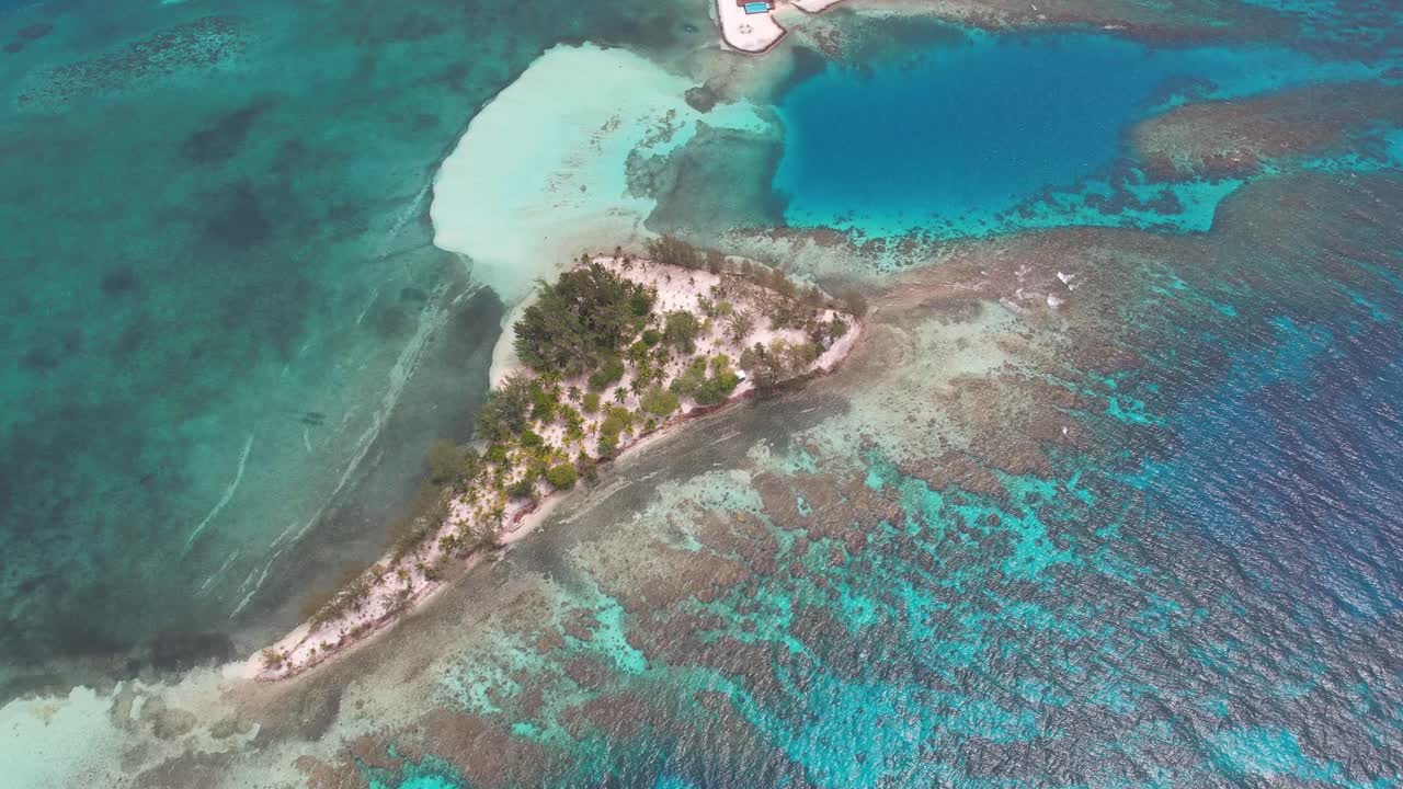 vista aérea de las hermosas islas de la bahía de utila, water cay, utila cay, jewel cay en atlantida, honduras