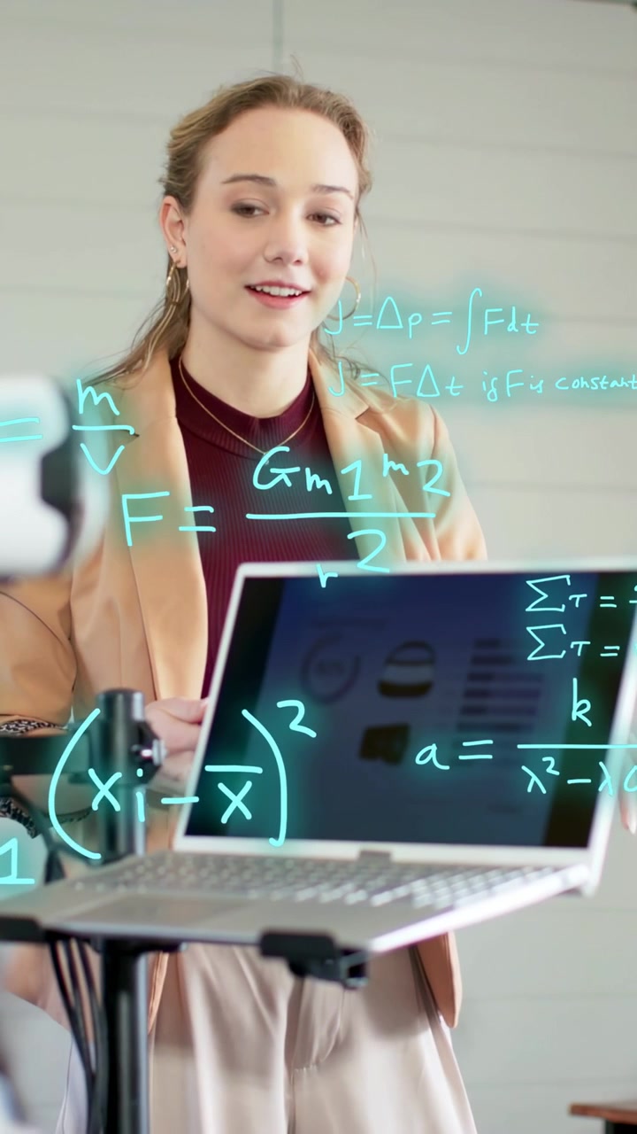 Video vertical: Mujer demostrando un portátil mientras un técnico ajusta un robot, con ecuaciones superpuestas en el portátil.