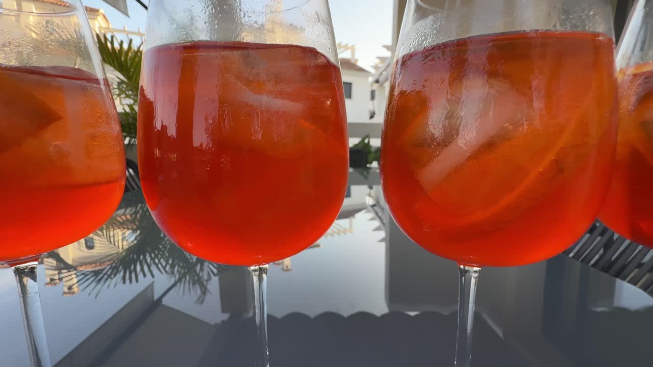Aperol Spritz Cocktails auf einer Terrasse