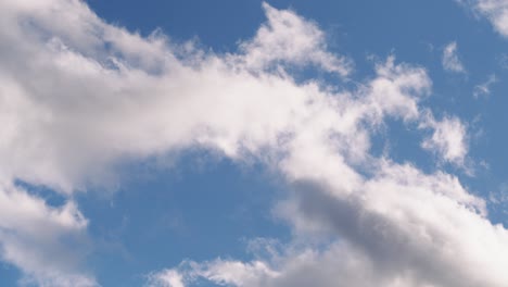 Timelapse-shot-of-fast-moving-clouds