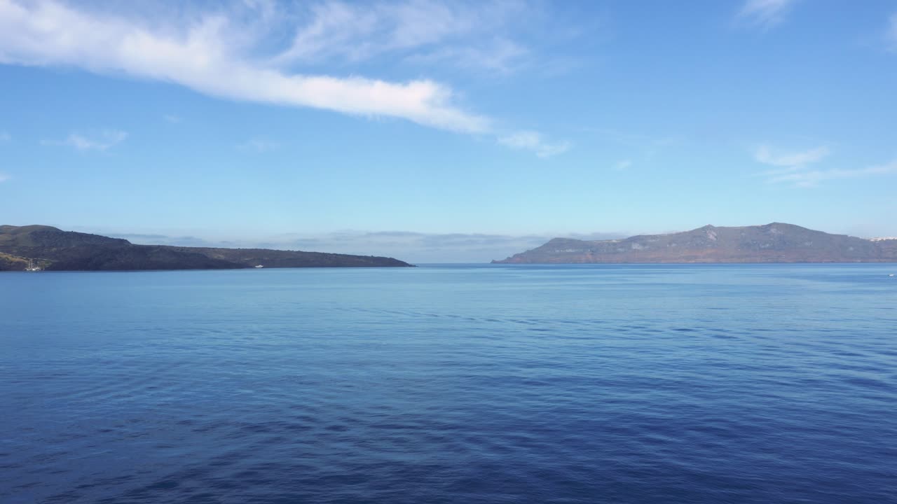 산토리니 (santorini) - 그리스의 푸른 바다와 평온한 하늘의 희미한  구름