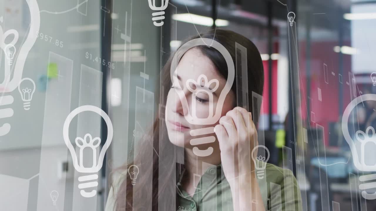 animación de iconos de bombillas y procesamiento de datos sobre una mujer de negocios caucásica pensando en la oficina