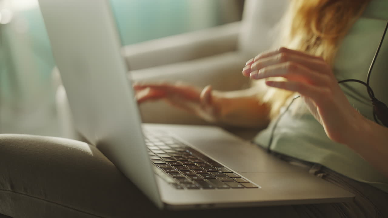 mujer escribiendo en el teclado de la computadora portátil