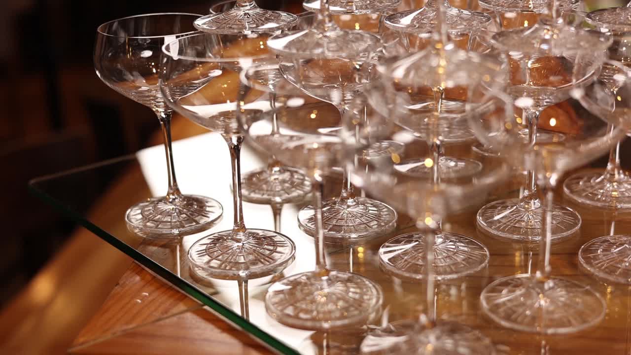 쌓인 와인과 테일 컵