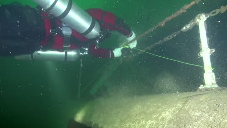 sidemount tech diver makes secondary tie-off of the line