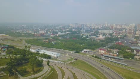 Park-Mit-Straßen-Auf-Einem-Terrassierten-Hügel-In-Der-Nähe-Des-Luftpanoramas-Der-Stadt