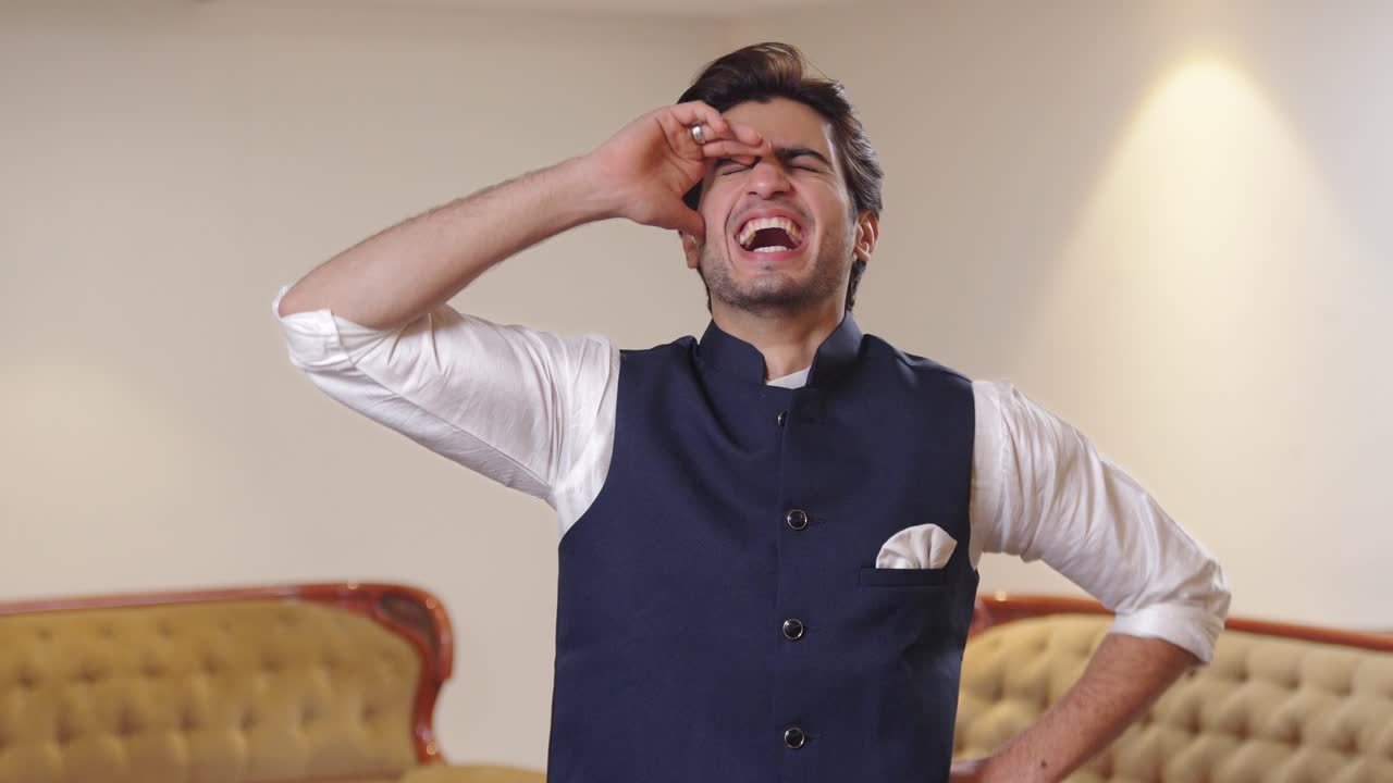 hombre indio riéndose de alguien