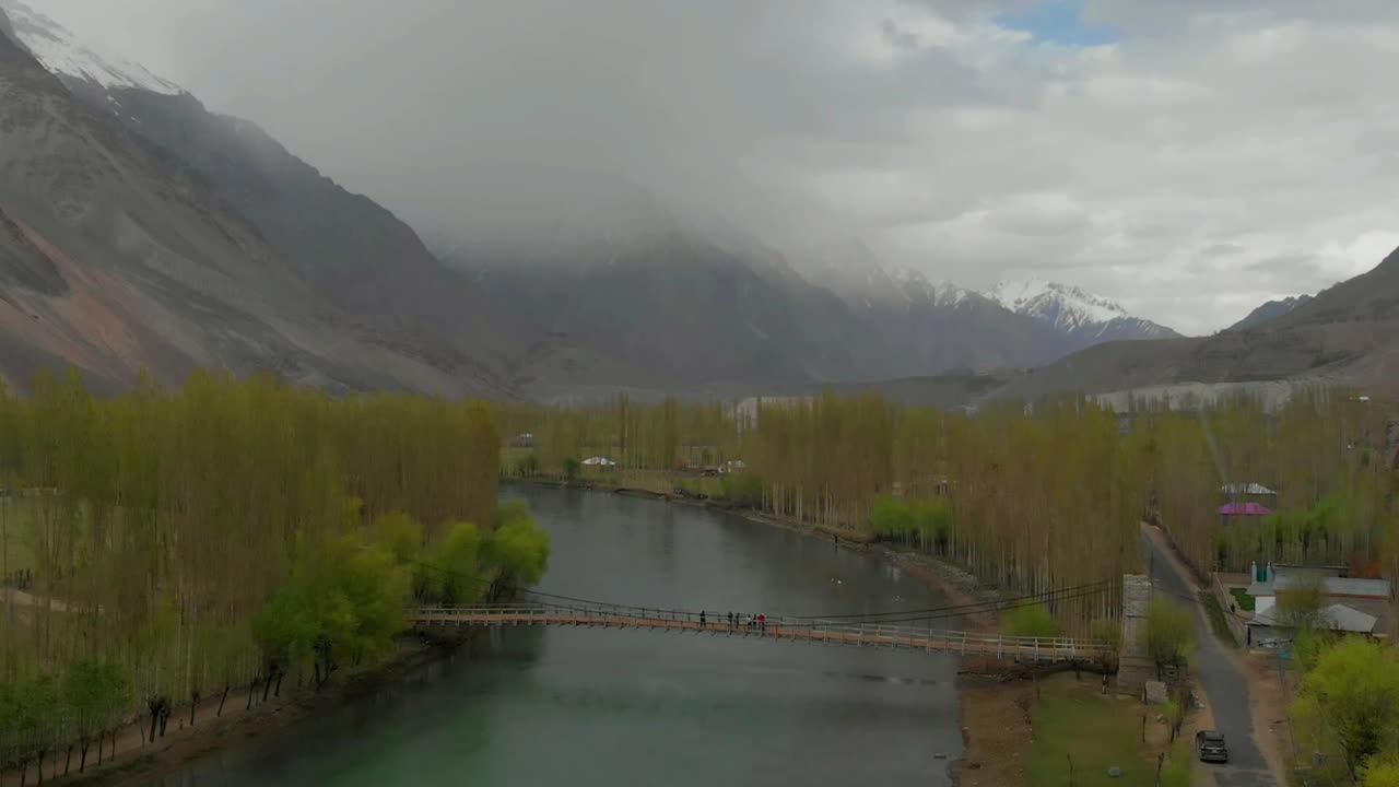 vista aérea sobre el puente de madera pander nasser sobre el río gilgit