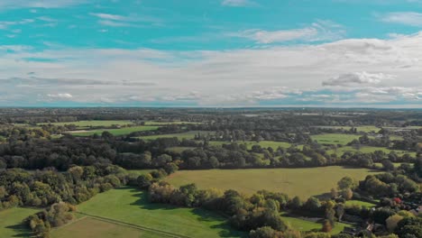 Schwenk-Um-Drohnenaufnahme-über-Den-Grünen-Feldern-Der-Englischen-Landschaft