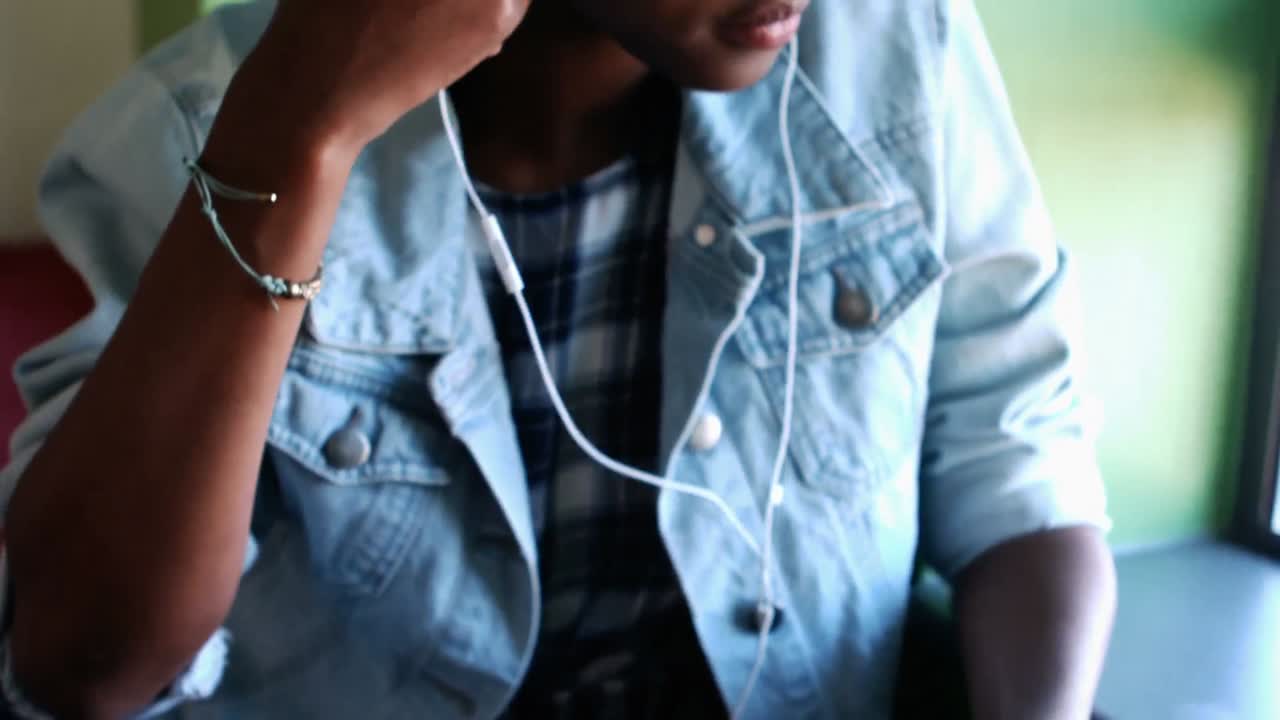 Scolara che ascolta canzoni sul cellulare