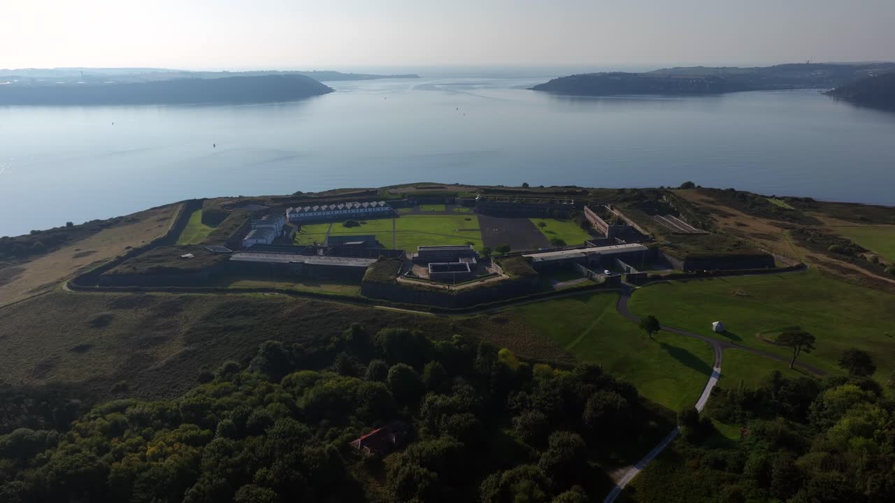 Ilha Spike, Condado de Cork, Irlanda, setembro de 2024. Drone recua enquanto inclina para cima para destacar a vista para o sul em direção à foz do Porto com o Oceano Atlântico Norte ao longe