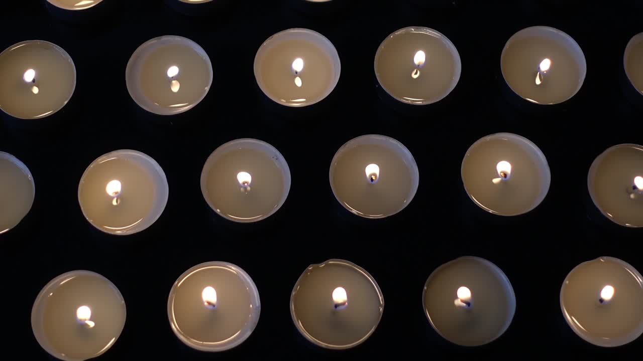Candele su sfondo nero