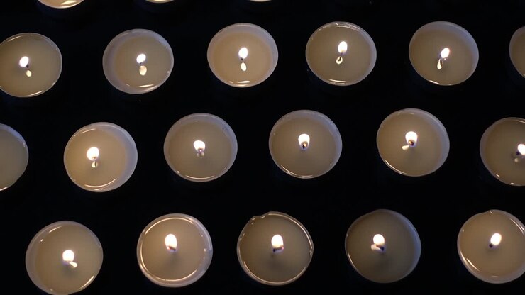 Candele su sfondo nero