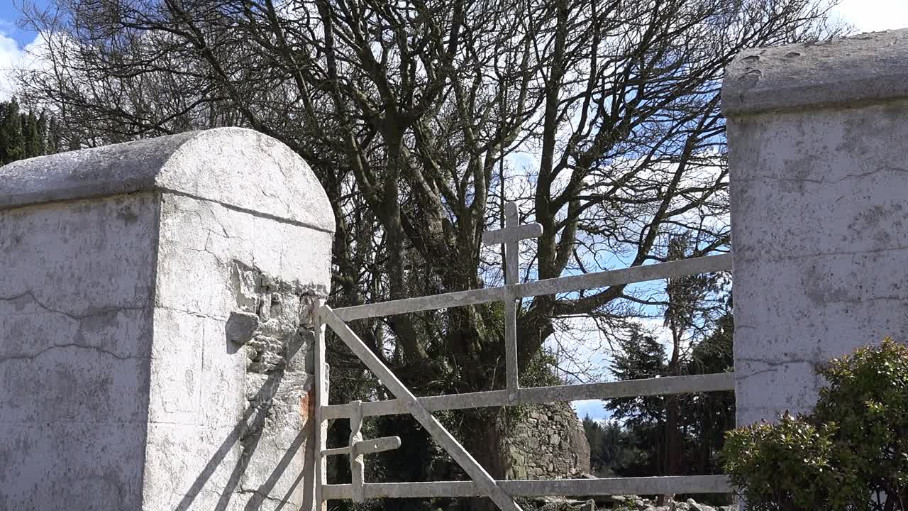 puerta del antiguo cementerio irlandés de la hambruna y punto de entrada a este lugar histórico