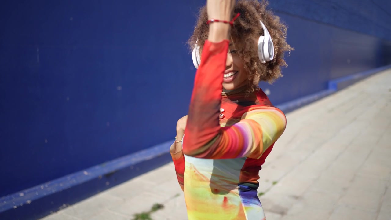 Un vivace statement di moda: un abito colorato su uno sfondo blu intenso che cattura l'attenzione di tutti