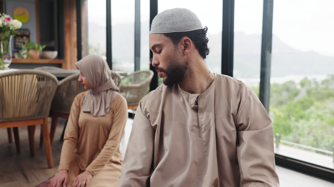 Uskovainen muslimipariskunta suorittaa salat-rukousta modernissa kodissa.