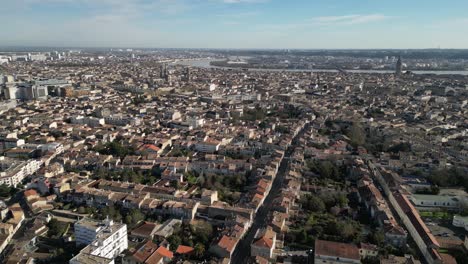 Rue-De-Pessac-Y-El-Centro-De-La-Ciudad-Con-La-Basílica-Y-El-Río-Garona-En-La-Distancia-Burdeos-Francia,-Toma-Aérea-Izquierda