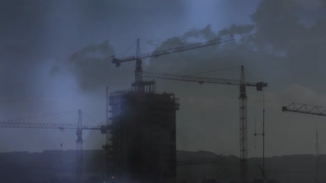 grúas en la parte superior de un edificio y relámpagos