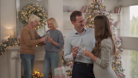 dos generaciones de parejas celebrando la navidad en casa