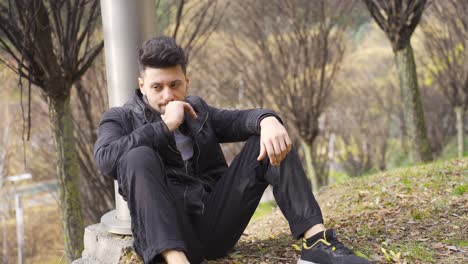 el joven que desespera al aire libre en la ciudad es considerado.