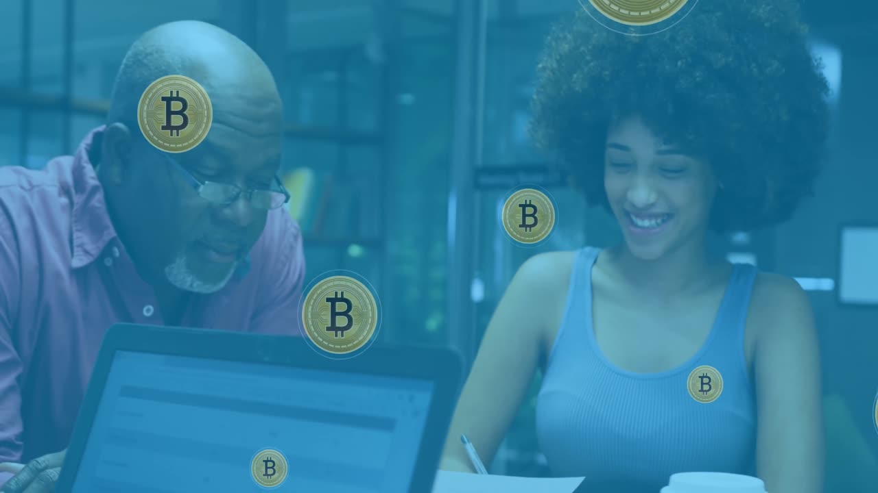animación de bitcoins sobre diversas mujeres sonrientes hablando con compañeros de trabajo en la oficina