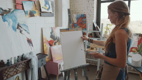 artista mujer pintando en un estudio