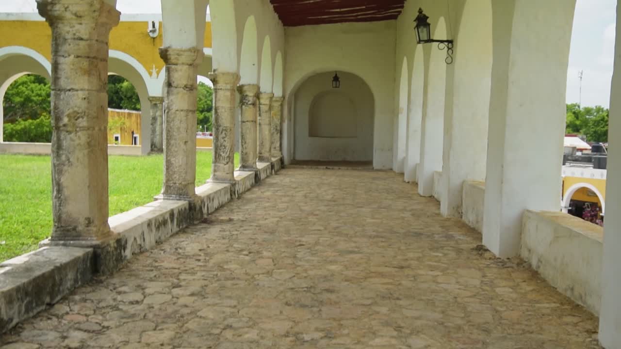 all'interno dei corridoi della chiesa di izamal