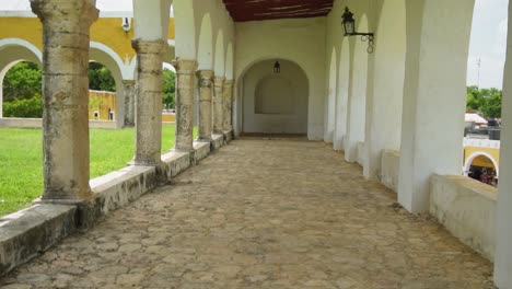 dentro de los pasillos de la iglesia de izamal