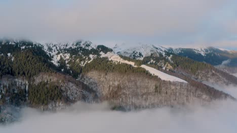 Brumosa-Vista-Invernal-De-Las-Montañas-De-Los-Cárpatos-En-Rumania