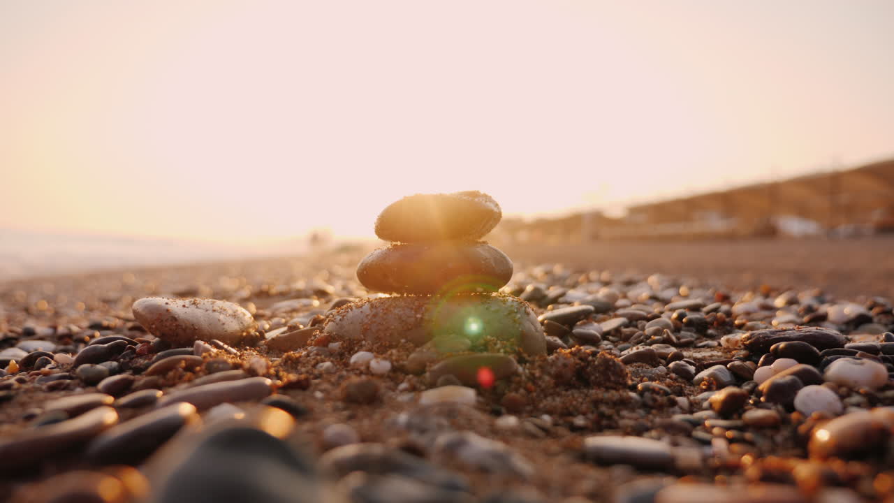 손은 피라미드에 돌을 넣는다 태양 광선은 그의 손가락을 통해 빛난다