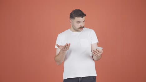 hombre enojado con un pico alto.