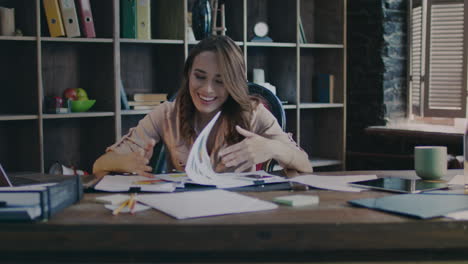 mujer de negocios feliz sonriendo y analizando datos en la oficina. buenas noticias de negocios