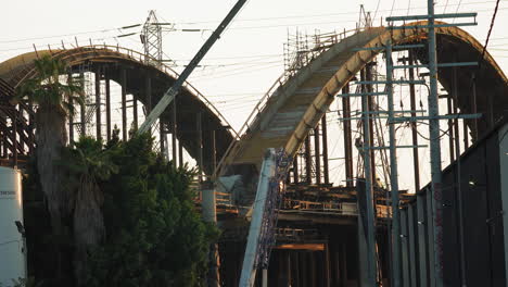 Toma-Aérea-Del-Puente-6th-St-En-El-Centro-De-Los-ángeles-Cuando-El-Sol-Comienza-A-Ponerse-6th-Street-Bridge