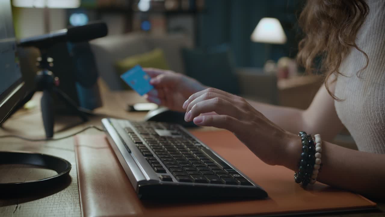 женщина использует свою кредитную карту в интернете