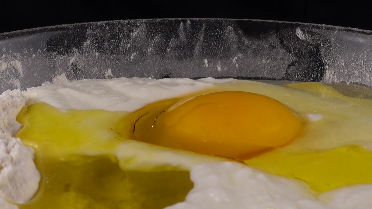 Prepare and knead the dough in a bowl of flour, eggs, yogurt and olive oil.