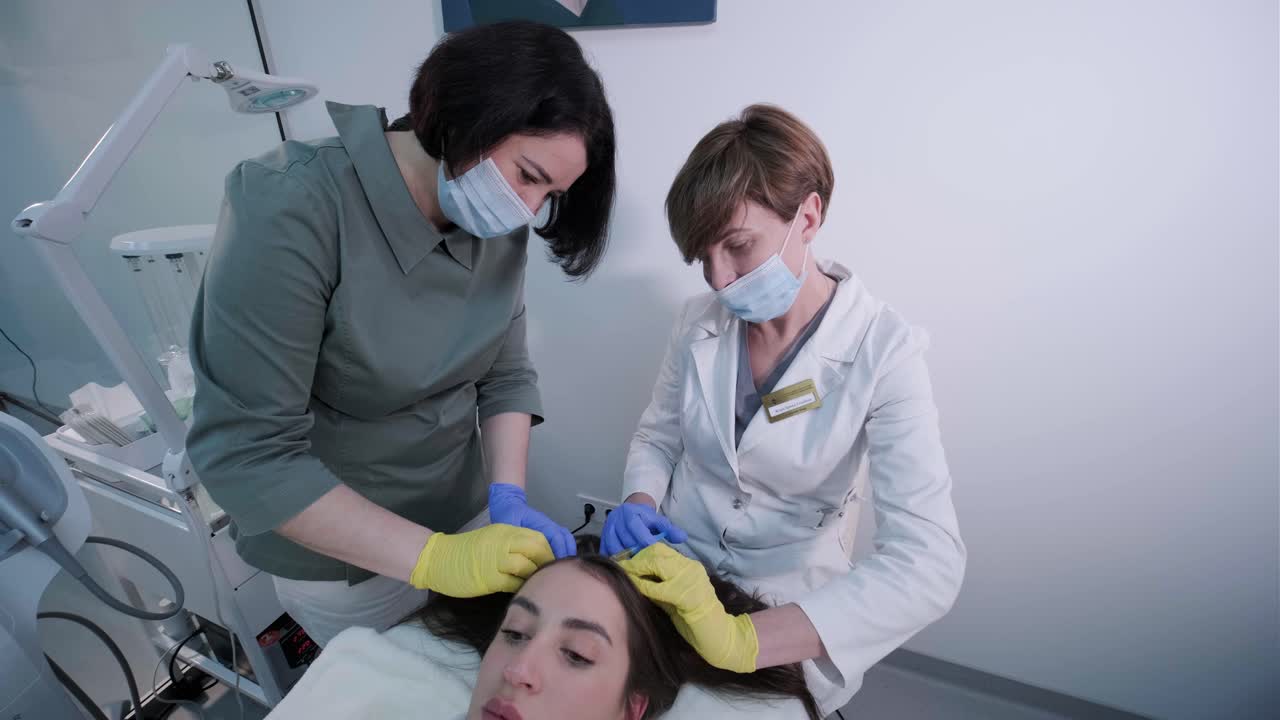 tratamiento con plasma del cuero cabelludo. procedimiento de mesoterapia capilar en la clínica de cosmetología moderna