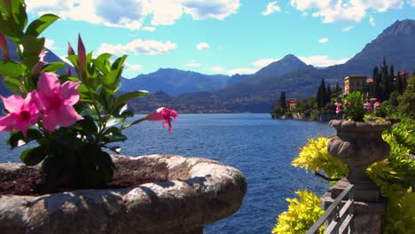 varenna. atmósfera romántica y vista panorámica del lago de como con los alpes italianos en el fondo. viajar a italia