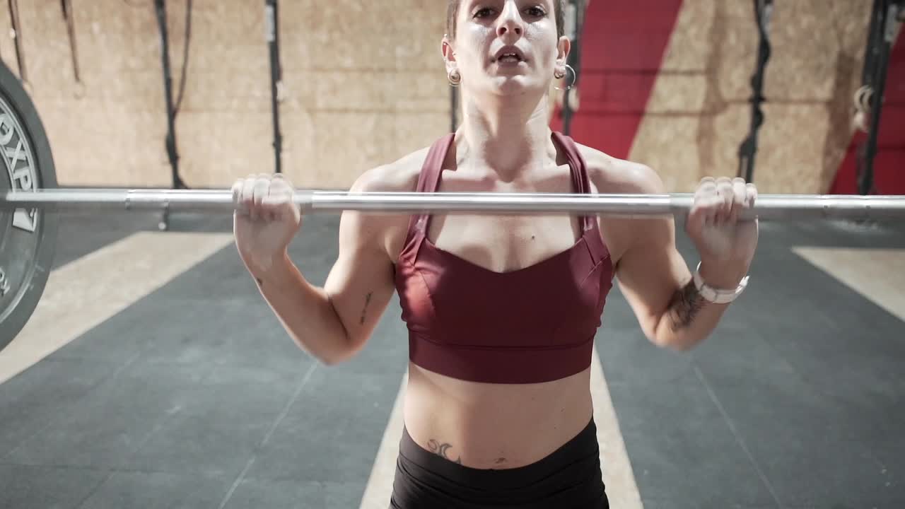 체육관 에서 웨이트 리프팅 하는 여자