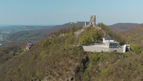 drone - toma aérea de la ruina drachenfels con el castillo drachenburg y el río rhine siebengebirge cerca de bonn - königswinter 25p