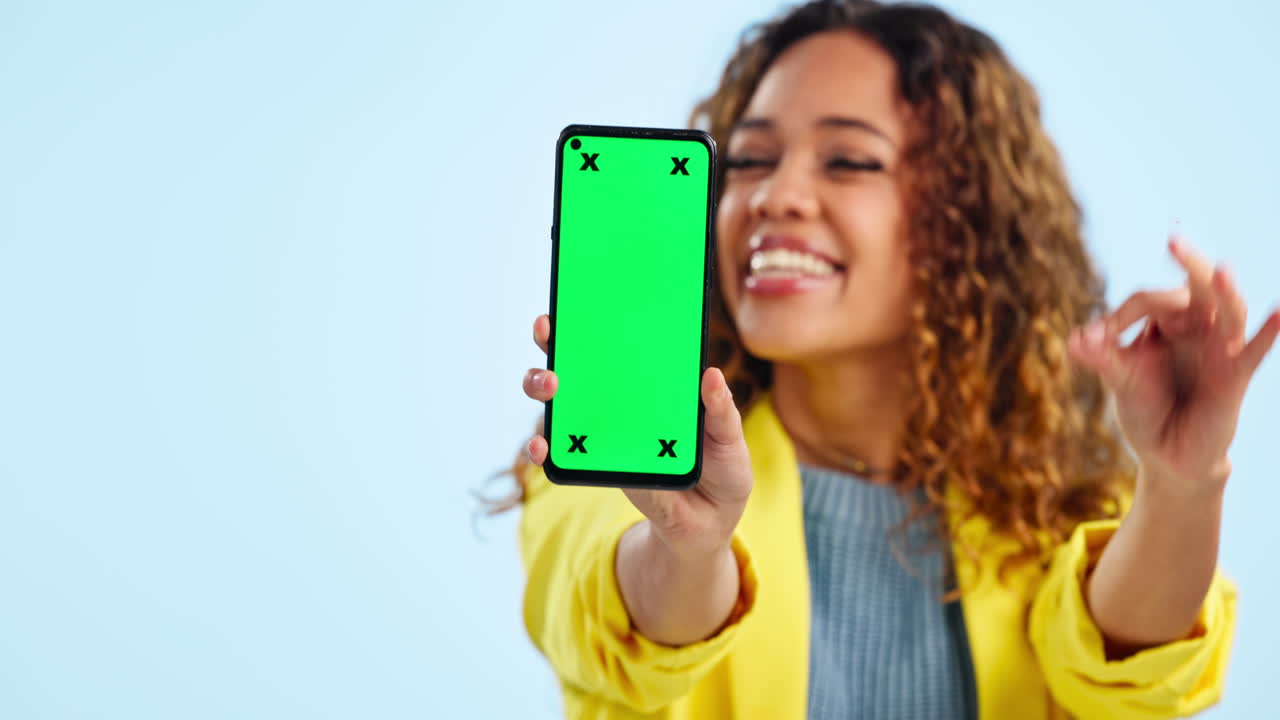 ok, mujer y pantalla verde de publicidad del teléfono