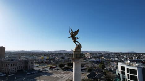 Orbitaldrohnenaufnahme-Des-Friedensdenkmals-In-Der-Mexikanischen-Stadt-Chihuahua-Bei-Sonnenuntergang