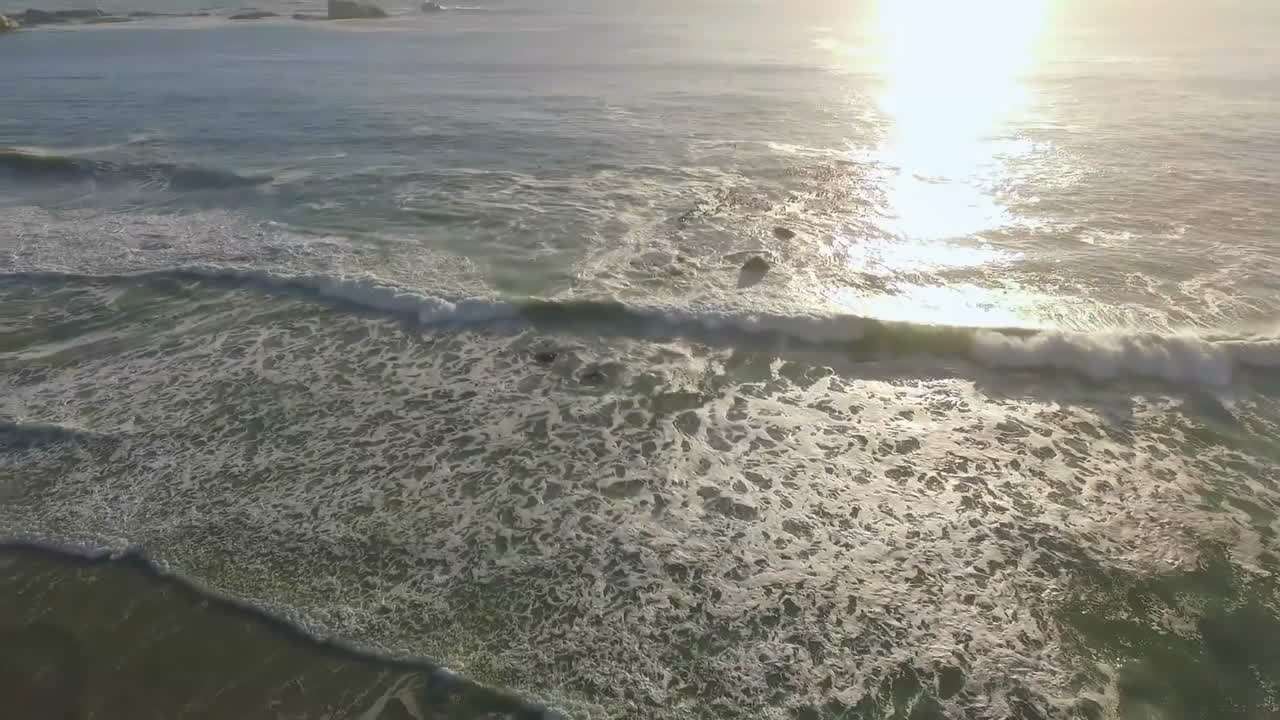 прекрасный пейзаж заката и волн