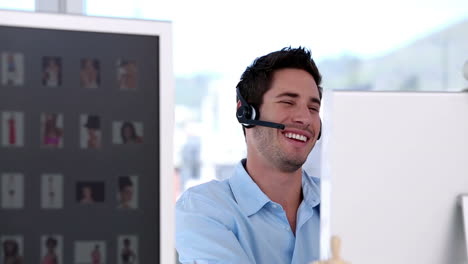 hombre hablando con auriculares.