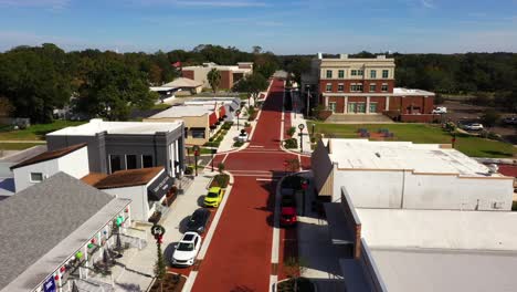 pan de camiones de drones sobre el centro histórico de clermont al mediodía con aceras vacías